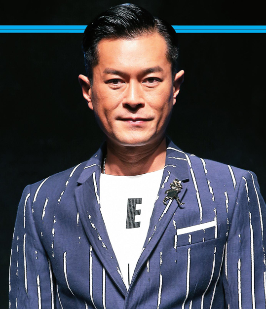 曾志伟出席慈善活动笑逐颜开,为舞狮点睛状态佳