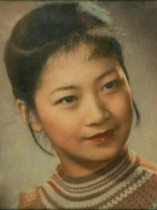 左大玢年轻时珍贵旧照,芳华年代青涩无比,颜值不输一线女星!