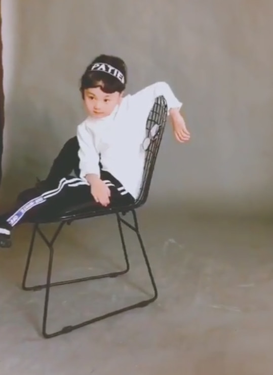 小泡芙上《妈妈是超人》,小山竹不甘落后?一头卷发戴墨镜拍写真