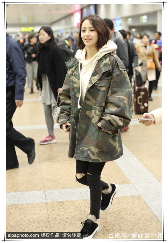 佟丽娅染头发了,穿烂脚裤配白袜子,网友:不肯露