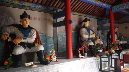 西侧是同在黄海海战中殉国的经远舰管带林永升,东侧是时任康济舰管带