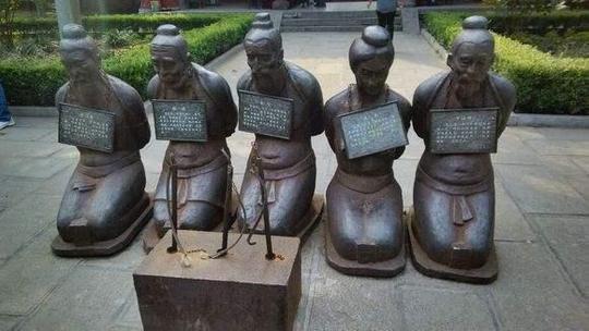 秦桧后人说:祖先跪了800年,该站起来了!岳飞后人说:不行