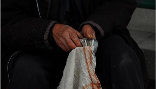 每天天蒙蒙亮,她就揣着空米袋,拄着棍子悄悄到十多里外的村子去讨饭