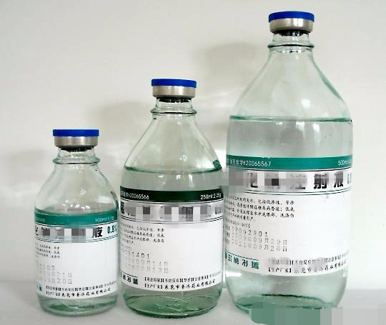 在那个时候一般都会用热水袋,有钱的买热水袋,没钱的用输液瓶取暖