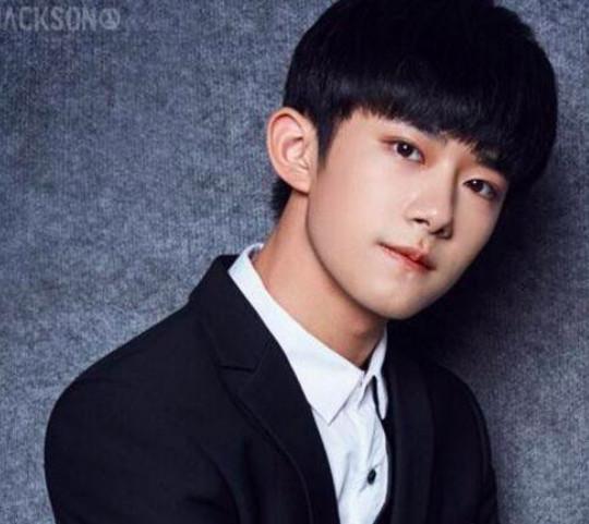 易烊千玺2018年合约到期,千纸鹤们希望千玺续