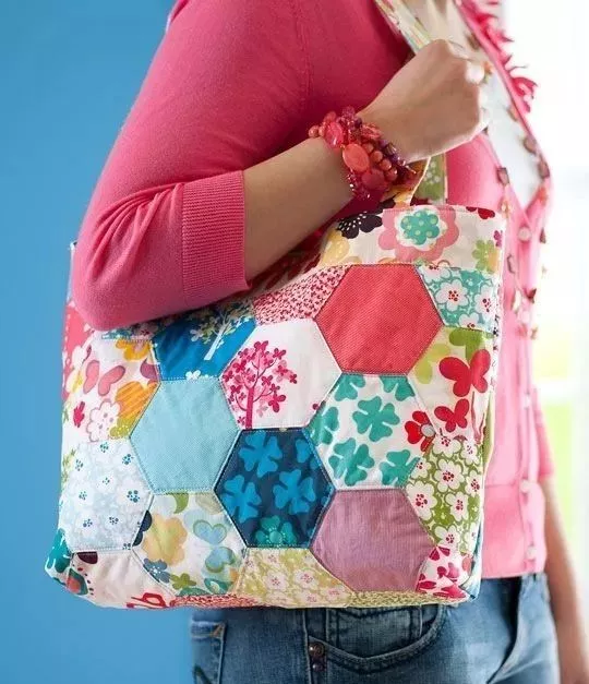 旧衣服做的拼布毯子和包包比商场买的还好看