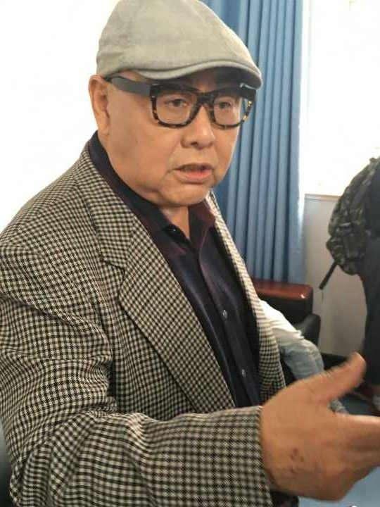 而且生活中,他有一个比他小三岁的妻子侯玉敏,虽然已过花甲之年,但