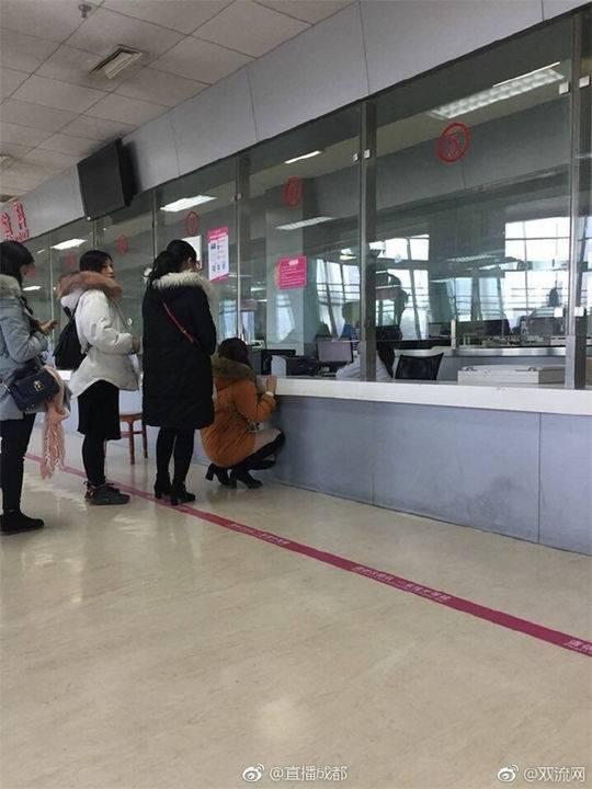 成都一家医院现《人民的名义》现实版窗口 院方:已加设座椅