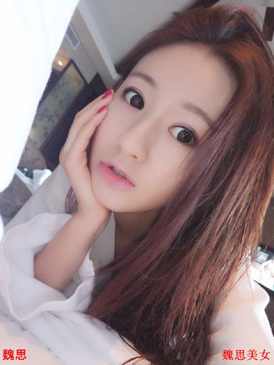 穿着时尚身材堪比模特魏思美女直播成网红图