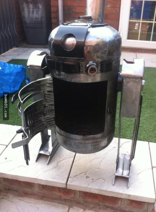 他辞去老师的工作选择自制造型火炉追求梦想,结果作品太吸引人