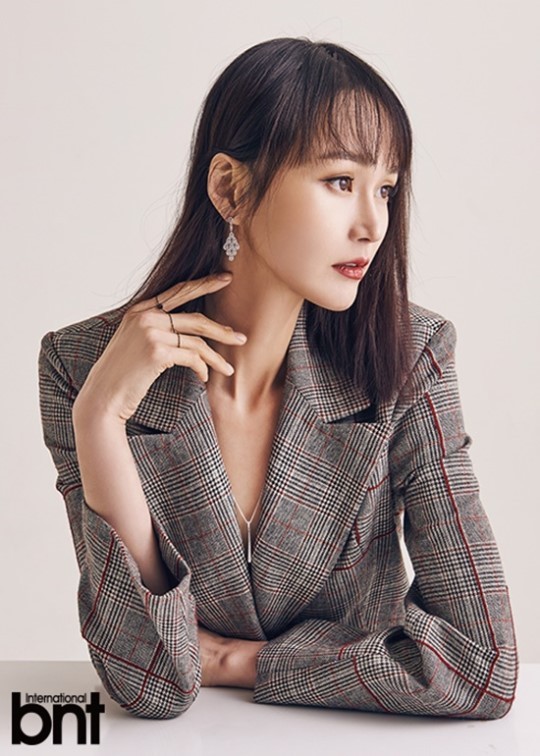 韩国女模特李惠晶拍杂志写真秀火辣身材