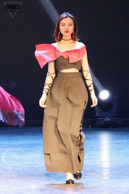 堪比维密大学生用蚊帐铁丝做服装走秀