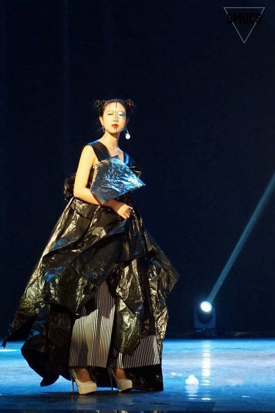 堪比维密大学生用蚊帐铁丝做服装走秀