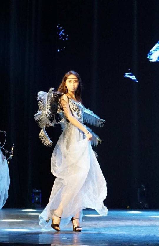 堪比维密大学生用蚊帐铁丝做服装走秀