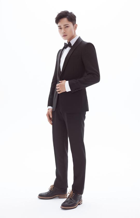 曹骏黑色西装绅士风十足 阳光气质与轻熟男魅力兼具