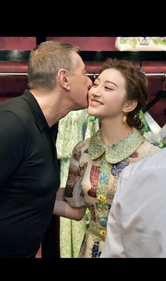 她混娱乐圈的,演电影成龙都得给她做绿叶 就连思聪都不敢惹她