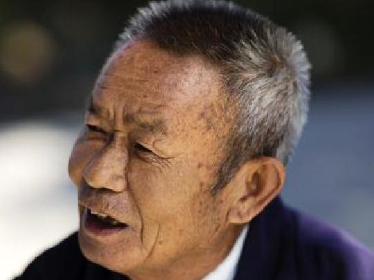 妻子重病我请了一个保姆,保姆送我一盒子,我吓的跪倒在地!