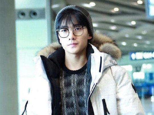 杨洋戴眼镜现身机场,网友:怎么变得这么胖,还撞脸李易峰!