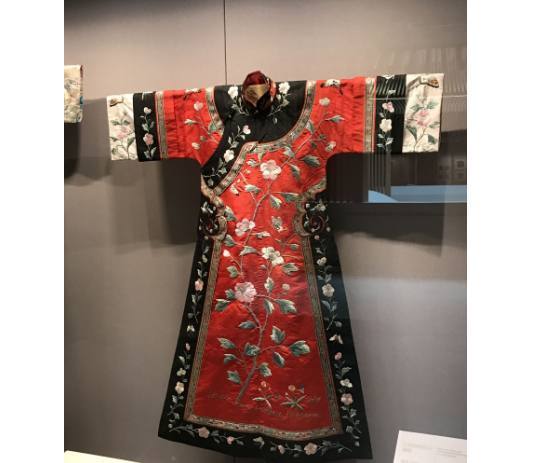 清朝贵族女子穿的服装,最后一件残害无数女性