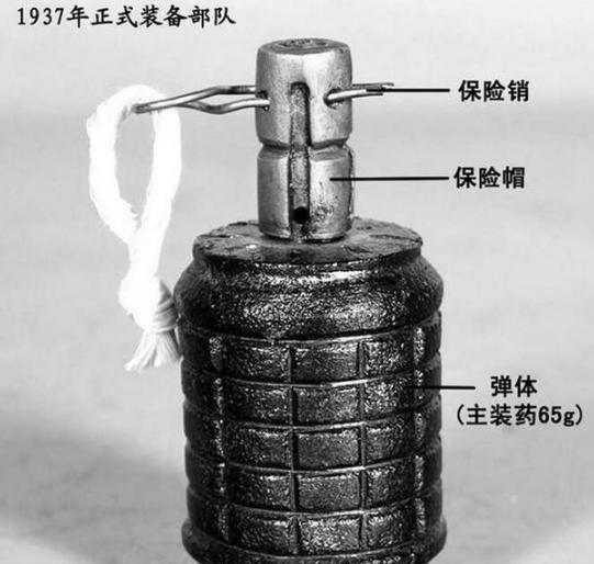 抗日时扔手雷需要在头盔上磕一下,不知道大家注意到了没有!