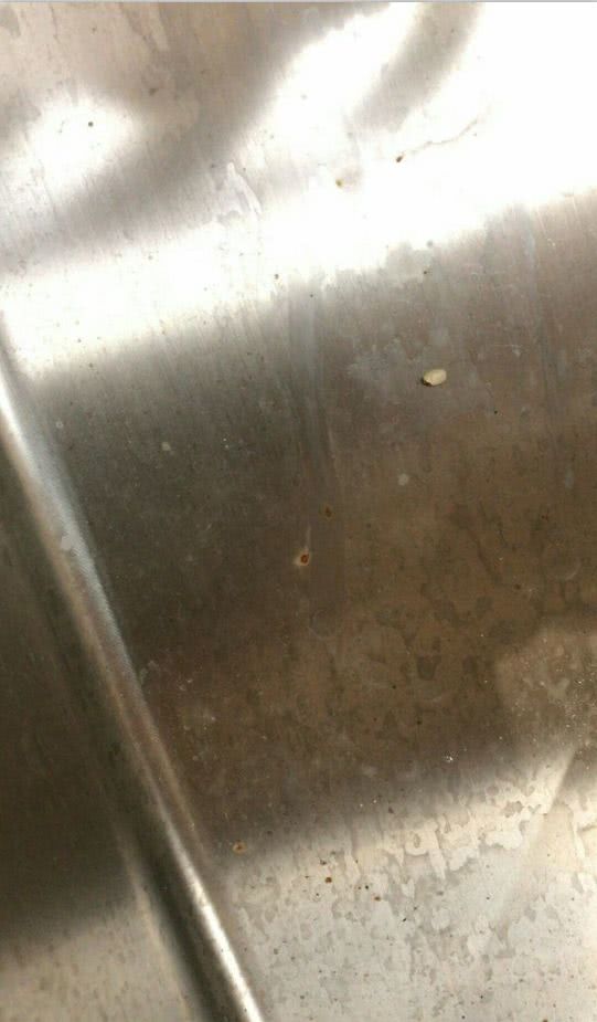 这种我们叫浮锈.也就是水槽表面的杂物生锈粘在了水槽表面,不易擦掉.