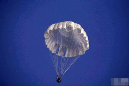 为何伞兵使用的降落伞都是白色的?