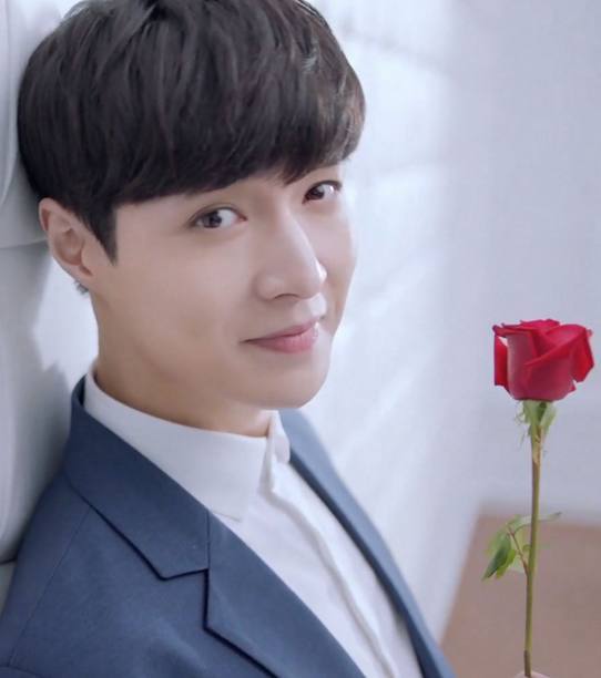 张艺兴被新浪打压,微博2000多万粉丝无故被吞