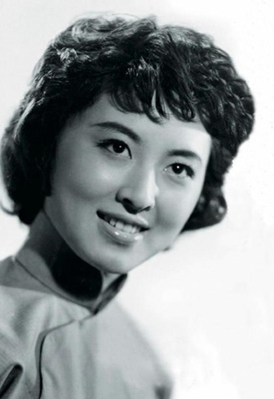 杨丽坤,1942年出生在云南普洱县磨黑镇的一个彝族家庭.