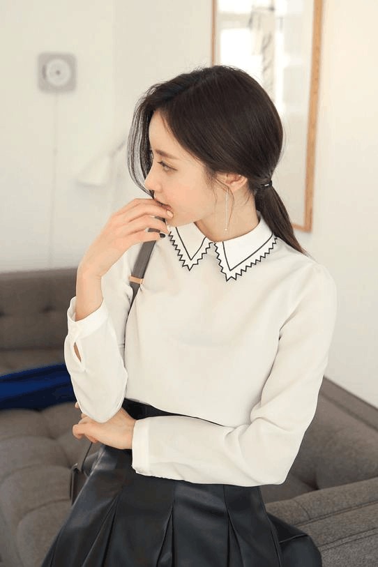 孙允珠 着装开胸t恤衫搭配时尚包臀裙轻松做一