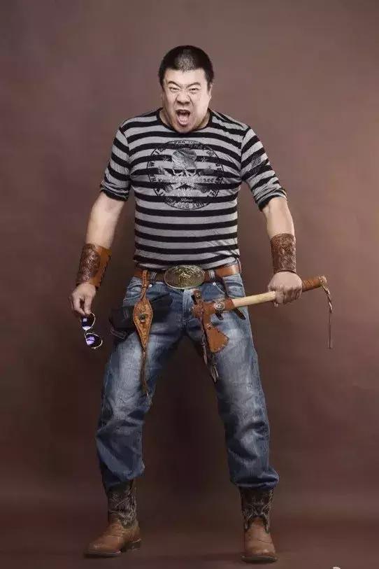 非科班出身,上尉军衔转当演员,经历两段失败婚姻,如今生活幸福|秦卫东