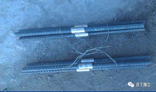 (1)钢筋的绑扎接头应符合下列规定:1)搭接长度的末端距钢筋弯折处,不