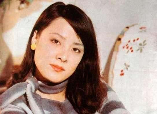 18岁一夜成名，当红时为爱退出娱乐圈，与二婚丈夫是半路夫妻