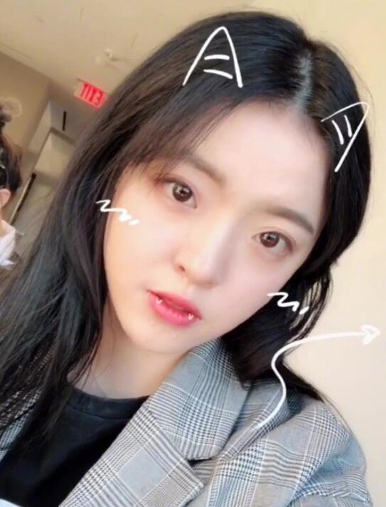 华谊千金王文也晒美照肤白貌美大长腿逛吃模式直言生活开心