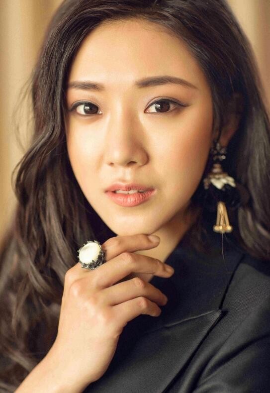 菅纫姿黑色穿搭,长发披肩,魅力迷人