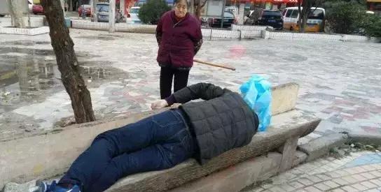 蚌埠2男子酒后睡死户外,酒后做这8件事很多人都挂了!