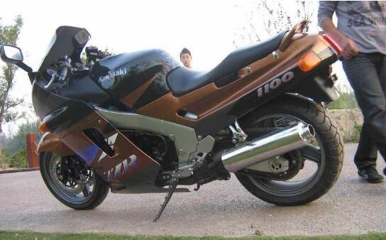 那就是kawasaki zzr1100,这款车在当时真正的展现出了川崎的真正实力