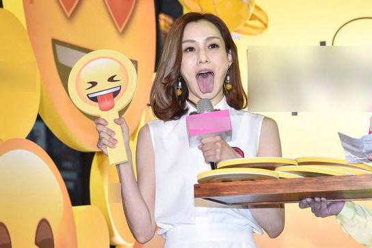 范玮琪回应与张韶涵恩怨,心真大不怕黑搞怪吐舌状态好