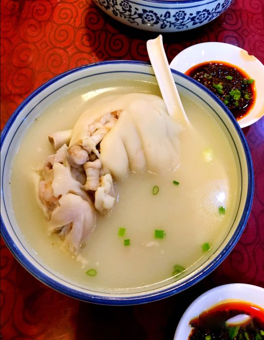 成都最好吃的蹄花汤,藏在一条车都开不进去的深巷里!