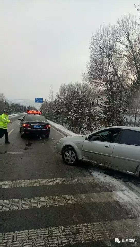 朔州:轿车雪天滑土沟 巡逻警车急施救