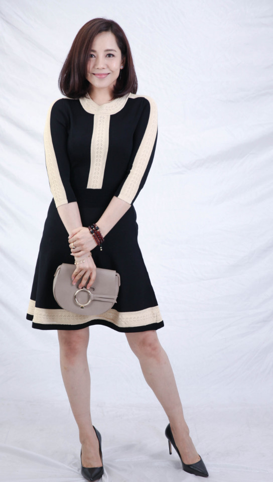 与同班同学邓超不同的是,杨紫嫣刚出道时,主演的多部影视剧都被压多年