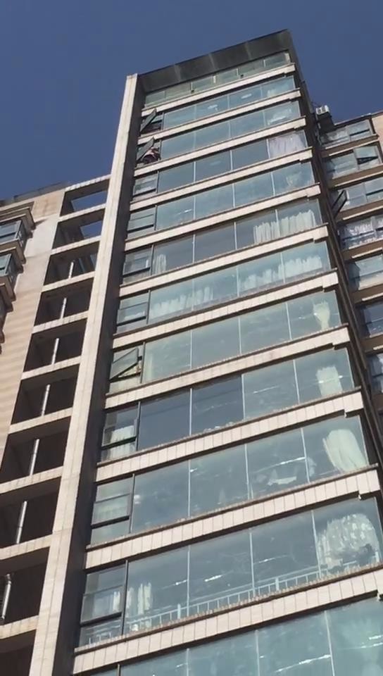 3岁女孩贪玩被困17楼窗外六盘水消防高空救人勇敢无畏