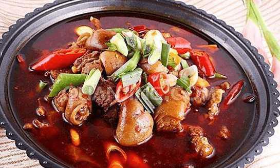 狗肉的做法有很多例入:生炒狗肉,五香狗肉,红烧狗肉,狗肉火锅,炖狗肉