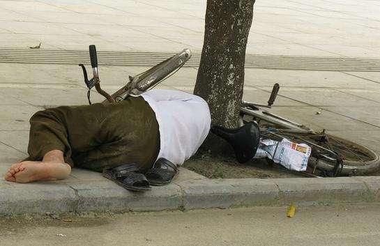 大连男子喝大酒醉倒路边 双脚严重冻伤险遭截肢