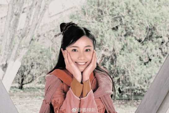 像劳德诺的林振南,像灵符丫鬟的岳灵珊······服装都抄袭,还说