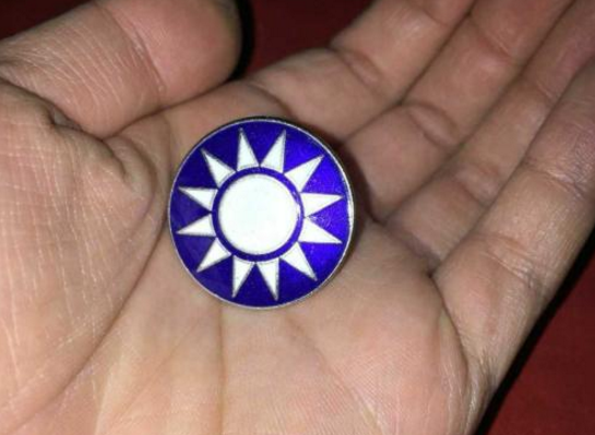 李天佑自己也迅速地换上佩有胸章,臂章的国民革命军灰军装,扎紧牛皮