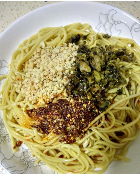 家常凉拌面,简单易学拌一拌就能吃,味道特别足