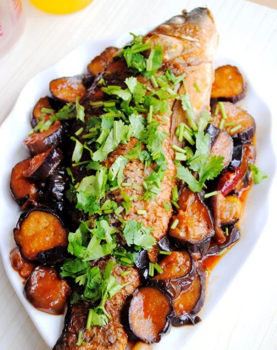 茄子配鲤鱼肉新做法,鲜美可口惹人馋 鱼炖茄子