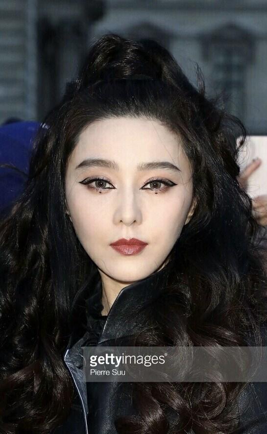 范冰冰赴巴黎看秀, "眼屎妆"抢尽风头, 你们认为能红遍全网吗|范冰冰|