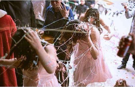 婚礼现场堵门女子被摔昏迷 恶俗"婚闹"几时休