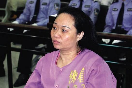 最嚣张女贪官,贪污13亿,死前叫嚣:不在乎钱,邮政局就是我的|何丽琼|邮政局|嚣张|贪官|储户_新浪新闻